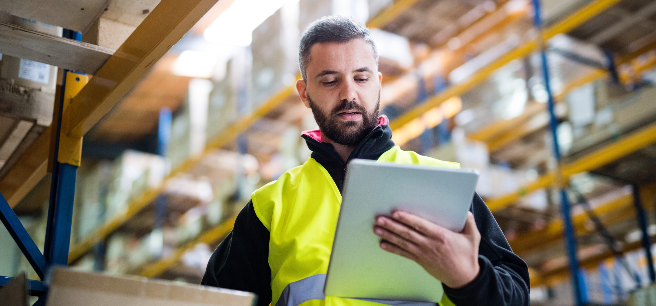 ERP vs WMS: employee seeing the gap